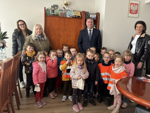 obrazek ��wi��teczna wizyta przedszkolaków z „Wesołego Smyka”  wiecej